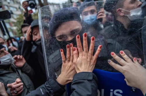 دیدنی های روز؛ از اعتراضات علیه محدودیت های کرونا تا جشن نوروز در روسیه