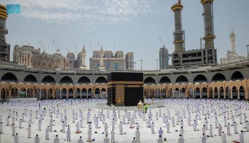 دیدنی های روز؛ از اولین نماز جمعه رمضان تا کارگاه گلاب گیری در عربستان