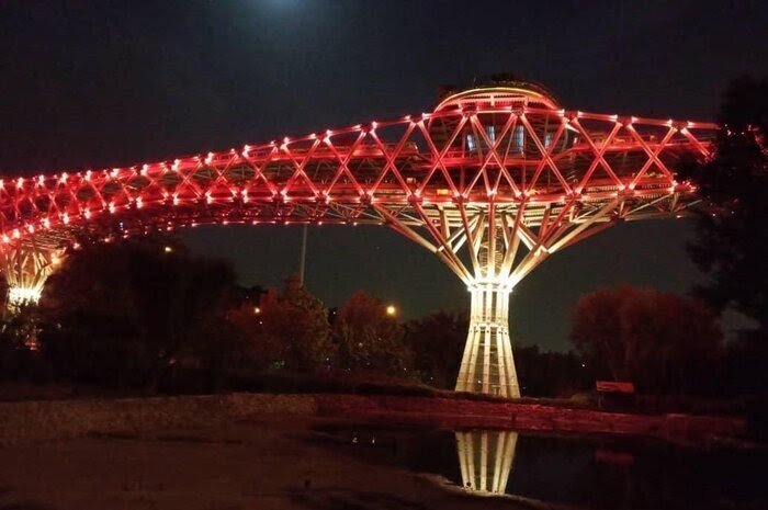 برج آزادی و پل طبیعت قرمز شدند + عکس