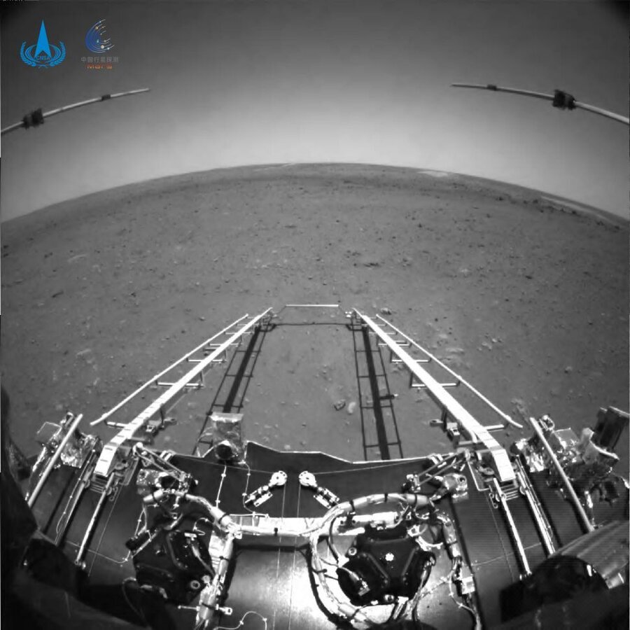 چین نخستین عکس‌های کاوشگر «ژورونگ» از مریخ را منتشر می‌کند + ویدیو
