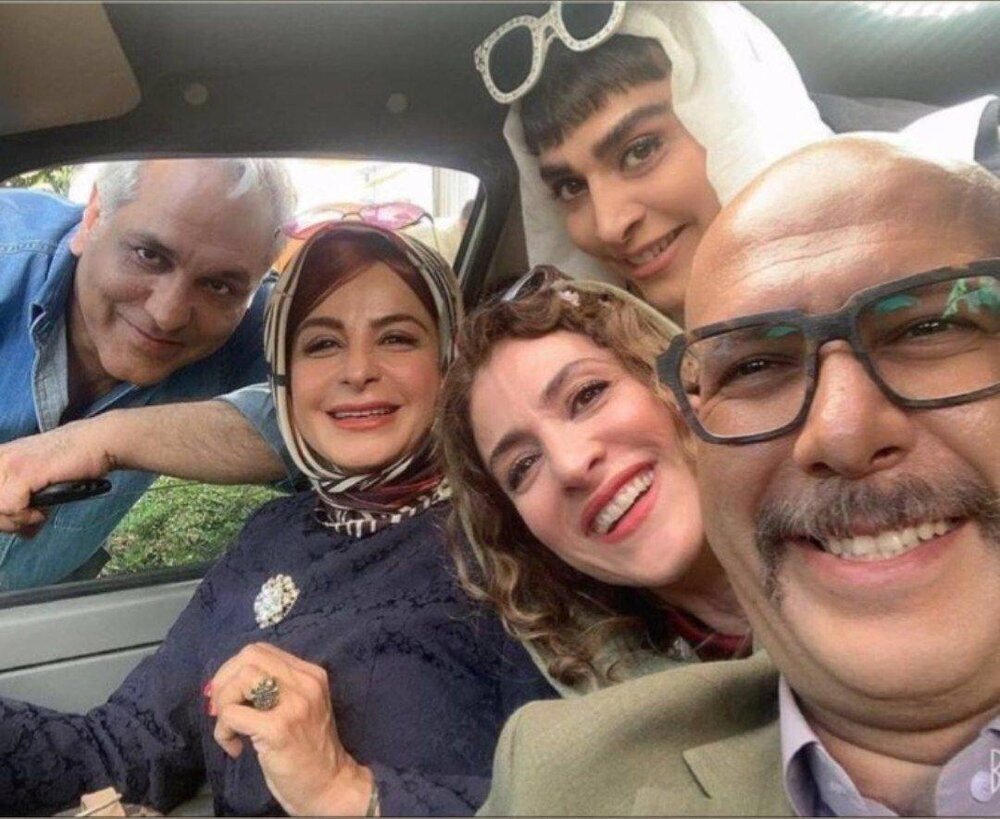 سلفی محمد بحرانی و مهران مدیری با ستاره‌های «دراکولا» در پشت پرده + عکس
