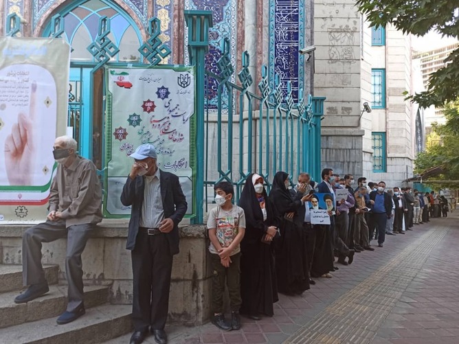 ماراتُن انتخاب هشتمین رئیس جمهور ایران آغاز شد/ رهبر انقلاب رأی خود را به صندوق انداخت