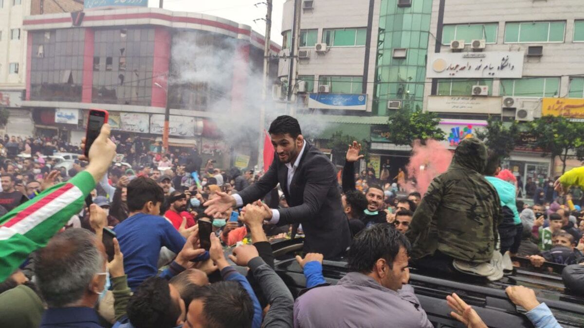 تصاویر استقبال بی‌نظیر از حسن یزدانی در زیر مه و باران