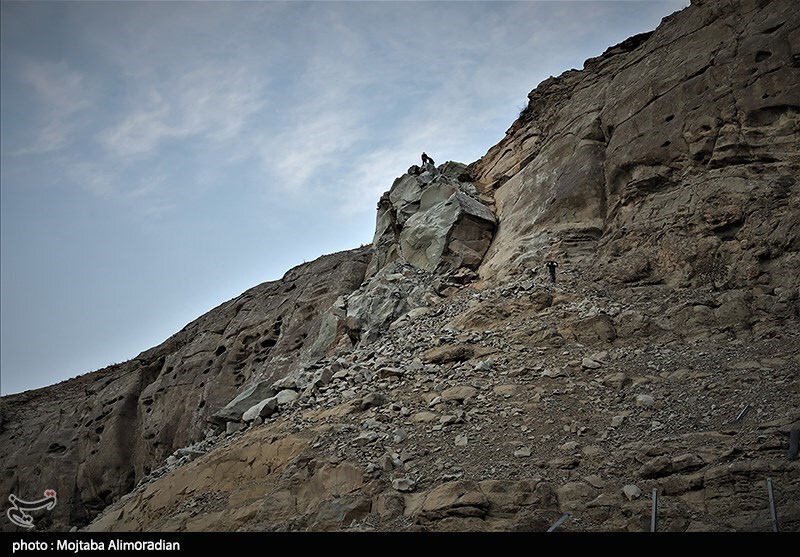 انفجار صخره ۵۰۰۰ تُنی در آزادراه تهران-شمال / گزارش تصویری