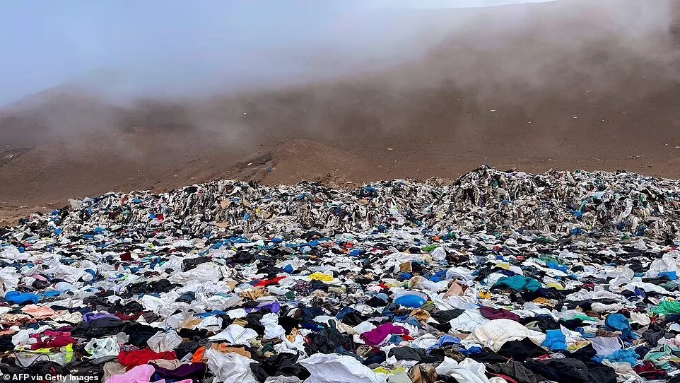 تصاویری حیرت‌انگیز از کوه لباس‌های دست‌دوم در بیابان‌های شیلی
