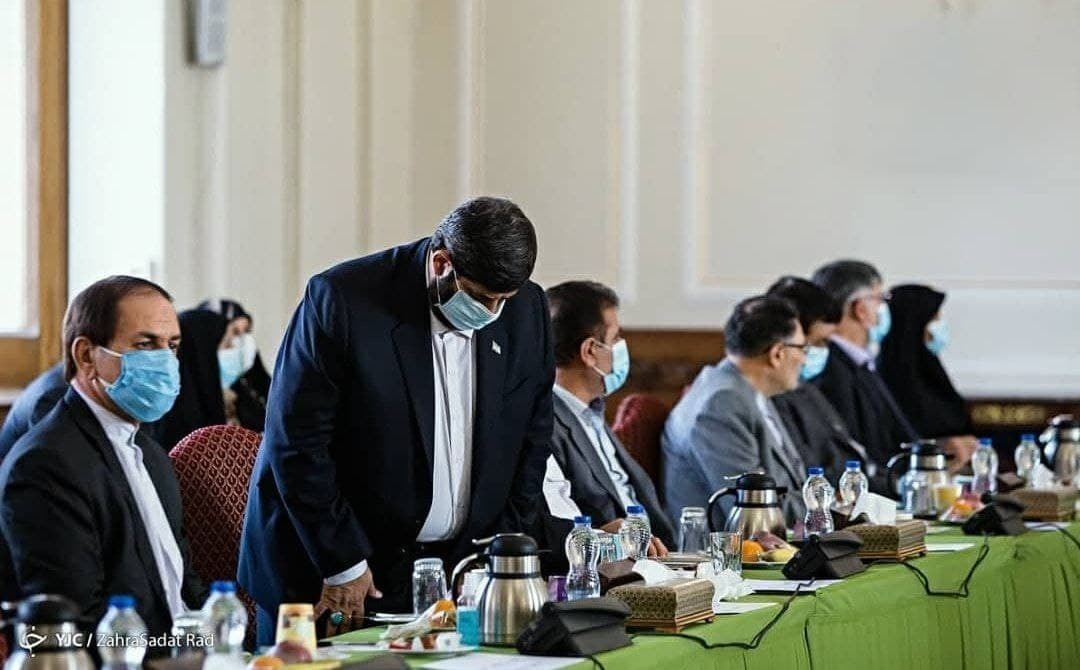 تصاویری که امروز خبرساز شد/ نماز خواندن نماینده مجلس در حین جلسه + تصاویر