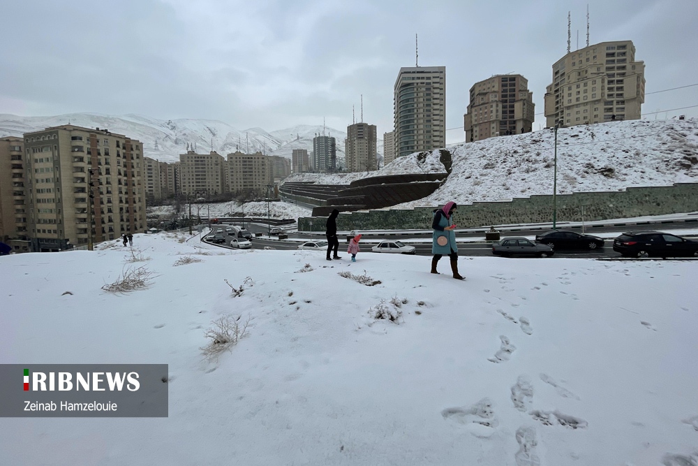 اولین بارش برف ۱۴۰۰ در تهران به روایت تصویر