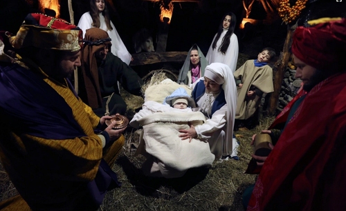 دیدنی های روز؛از بازسازی صحنه تولد عیسی مسیح تا پناهجویان افغان در اردوگاه پناهجوی