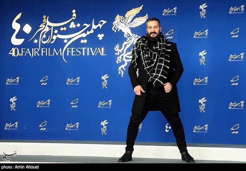 میلاد کی‌ مرام در جشنواره فیلم فجر ؛ از مدل عجیب ایستادن تا شال متفاوتی که پوشید + تصاویر
