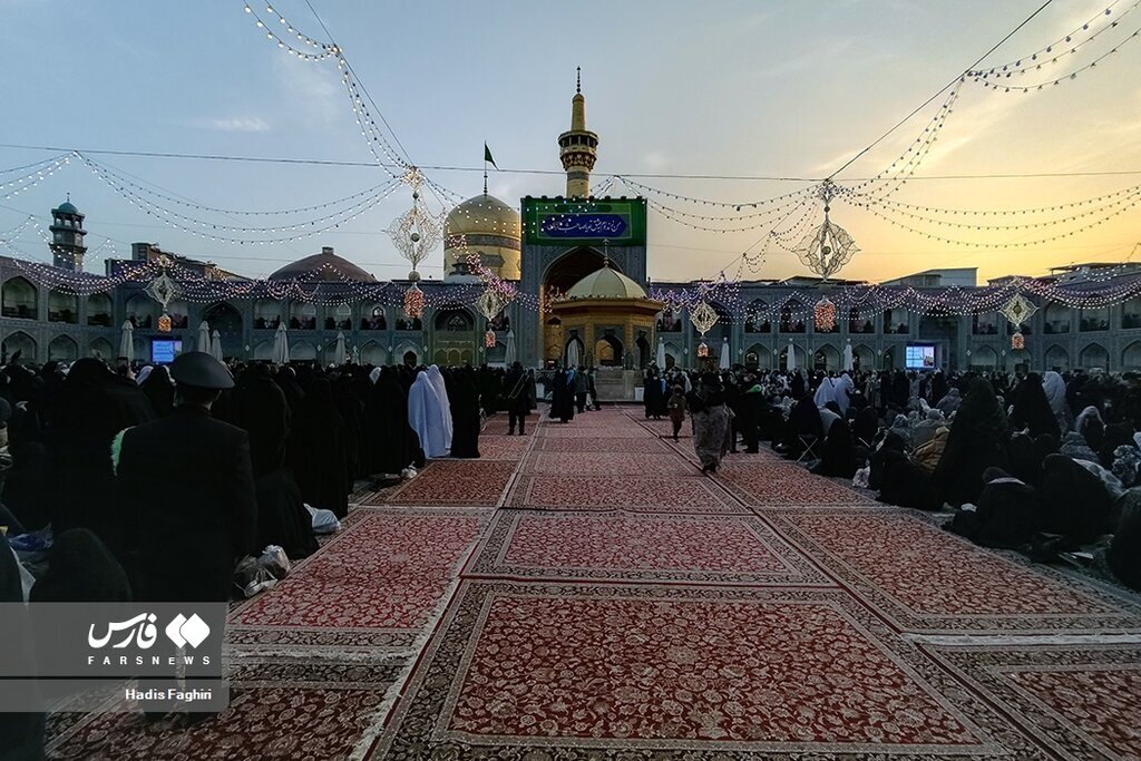 تحویل سال در جوار امام رئوف | حال و هوای حرم امام رضا(ع) در آستانه ۱۴۰۱