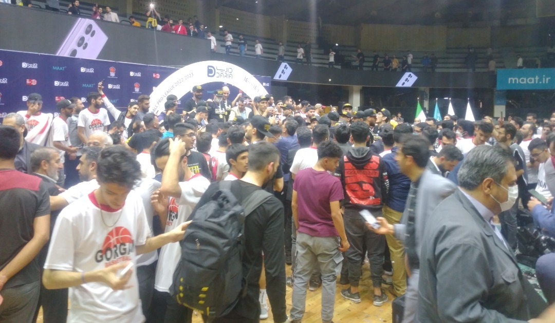 اوج بی نظمی هنگام اهدای جام قهرمانی لیگ‌برتر بسکتبال+ فیلم و عکس