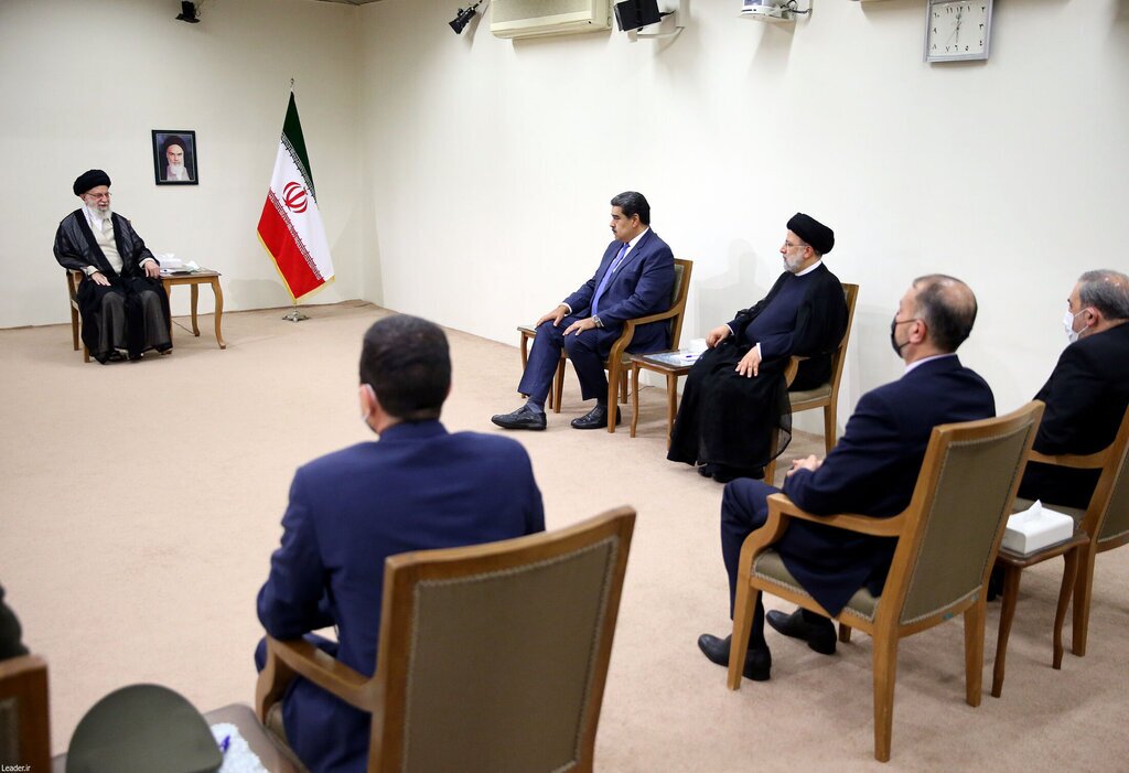 رهبر انقلاب: تجربه ایران وونزوئلا نشان داد تنها راه پیروزی در برابر فشارهای آمریکا مقاومت است