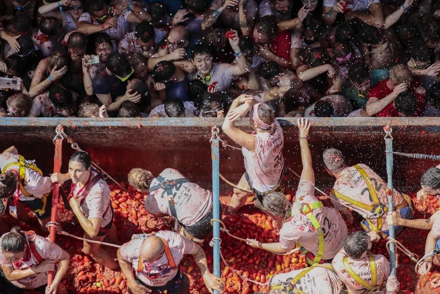 تصاویر جشن پرتاب گوجه فرنگی در اسپانیا ؛ ۱۳۰ تن گوجه له شد