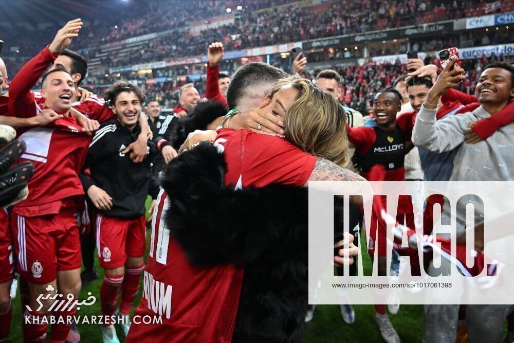 خواستگاری یک بازیکن از دختر مورد علاقه‌اش وسط دربی حساس + عکس