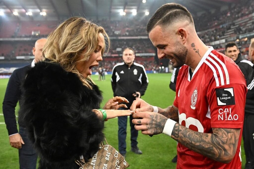 خواستگاری یک بازیکن از دختر مورد علاقه‌اش وسط دربی حساس + عکس