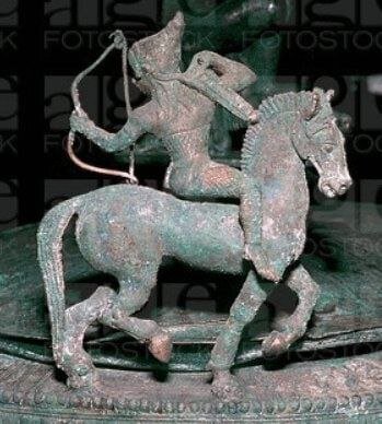 مجسمه عتیقه بانوی سوارکار ایرانی در حال تیراندازی