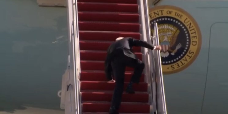 افتادن بایدن روی پله هواپیما