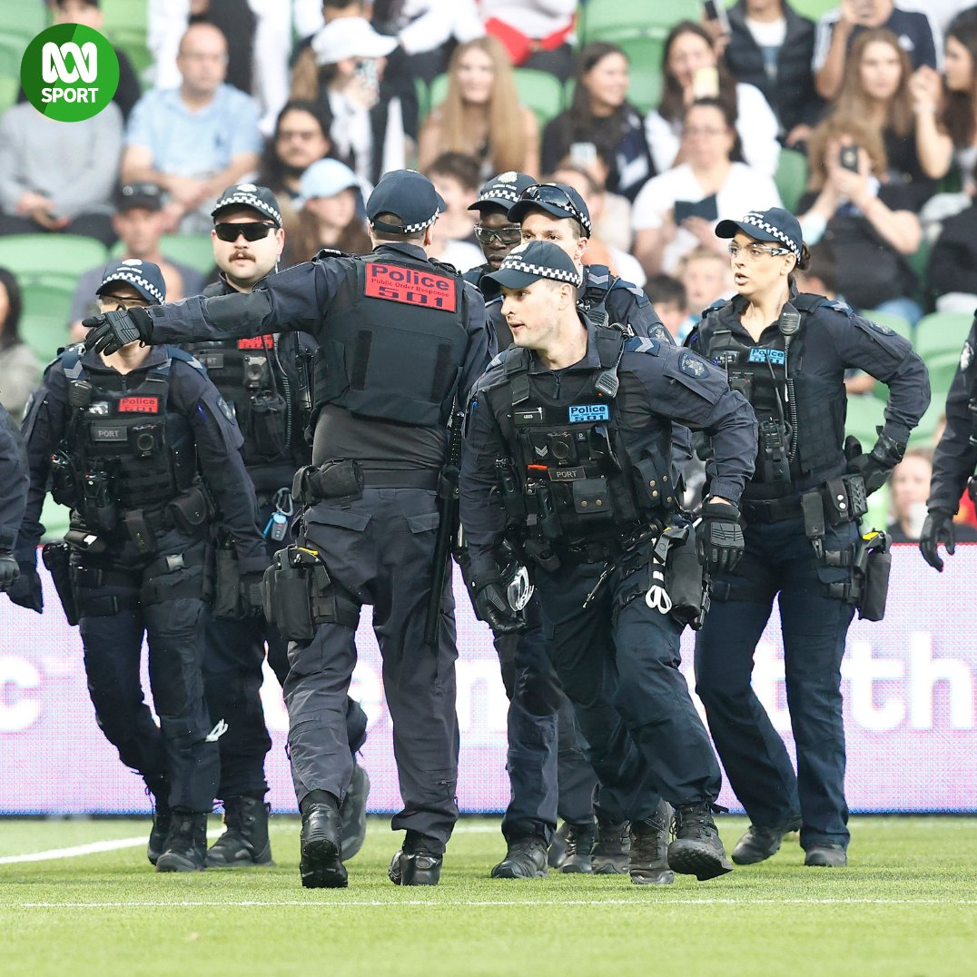 نیروهای امنیتی در دربی جنجالی