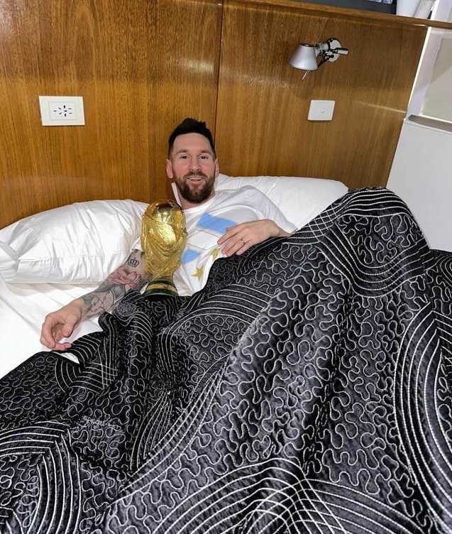 لیونل مسی و جام قهرمانی در رختخواب