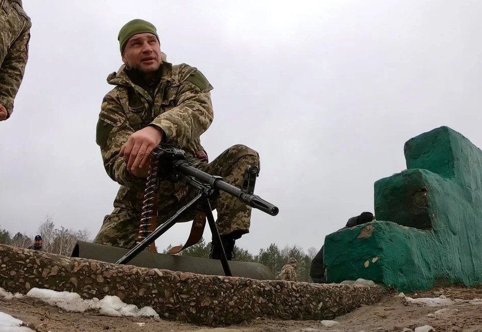 سواری قهرمان سابق بوکس اوکراینی با تانک لئوپارد 2 + فیلم