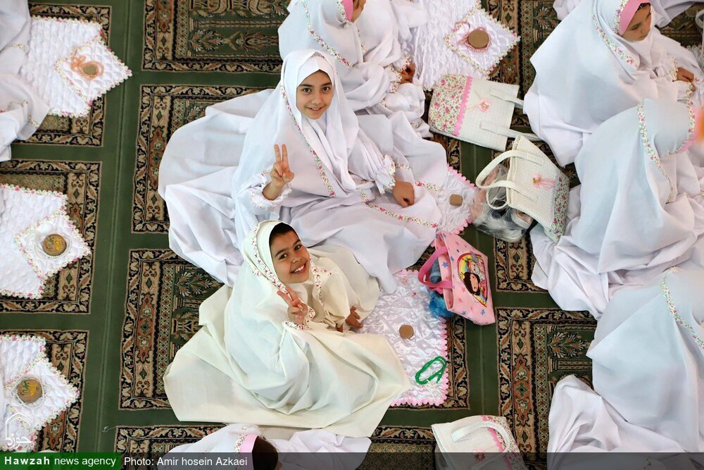 تصویر پربازدید از حضور امام جمعه همدان در جشن تکلیف دختران + عکس