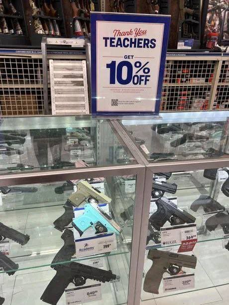 تخفیف ۱۰ درصدی اسلحه به معلمان آمریکایی
