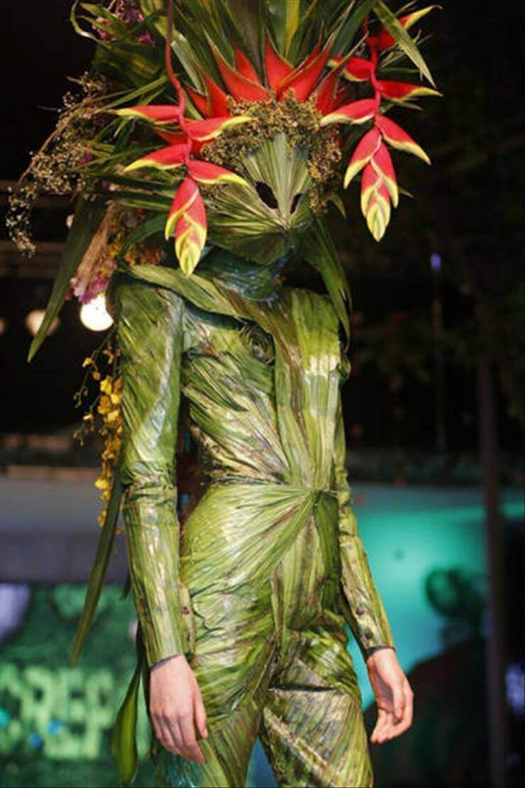 گل پوشیدن مدل ها در نمایش مد!+ عکس