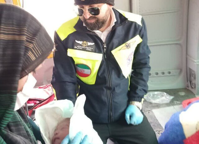 تولد نوزاد در بالگرد هوانیروز ارتش +عکس